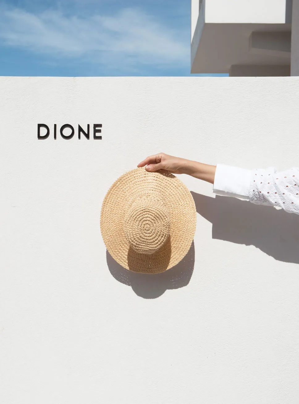 Dione Apt